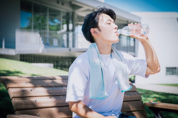 水を飲む男性