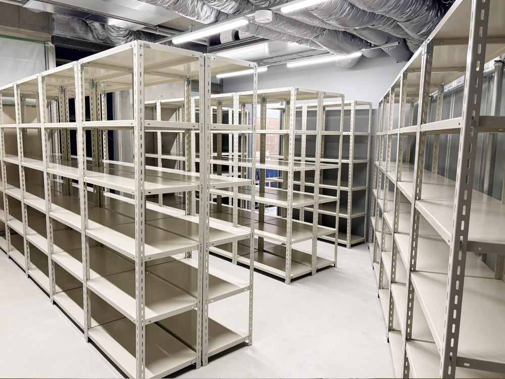 【導入事例】３フロアに合計112台のスチールラックを導入