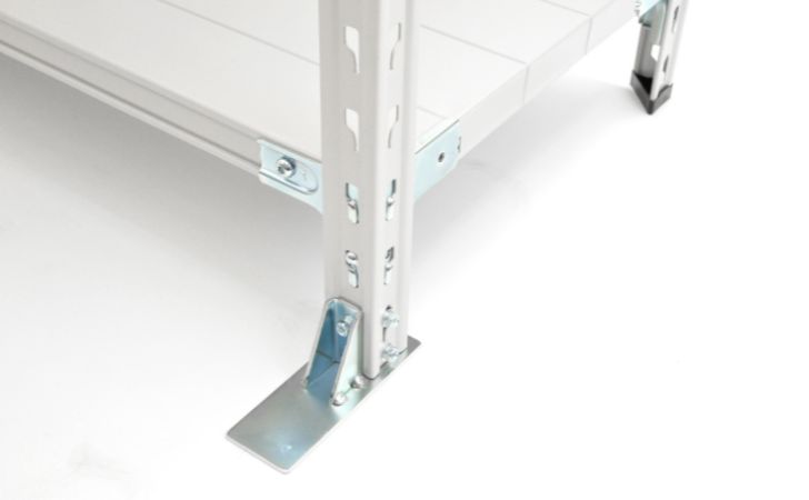 スチールラックに取り付けた転倒防止ベース