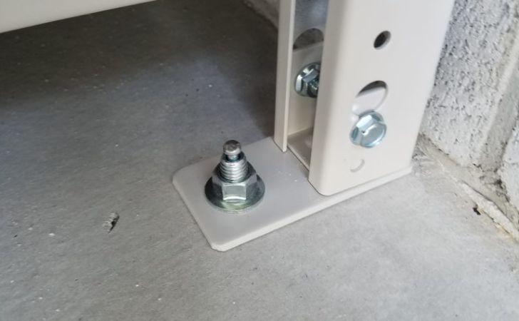 スチールラックのアンカー固定