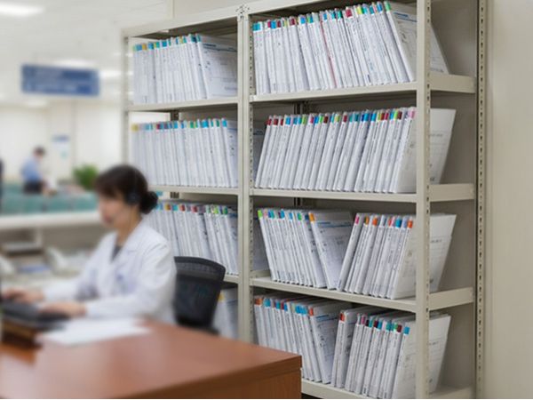 受付周りに設置している軽中量スチールラック