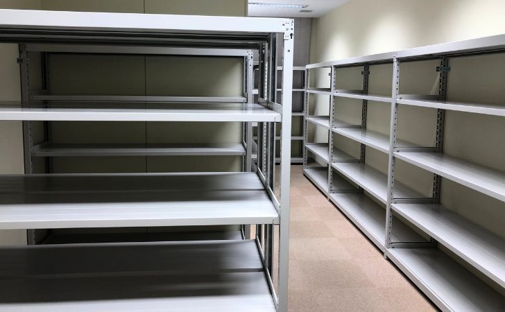 バックヤードに設置した軽中量スチールラック