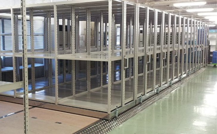 不要な通路を削減して収納量を増やすレール式移動棚