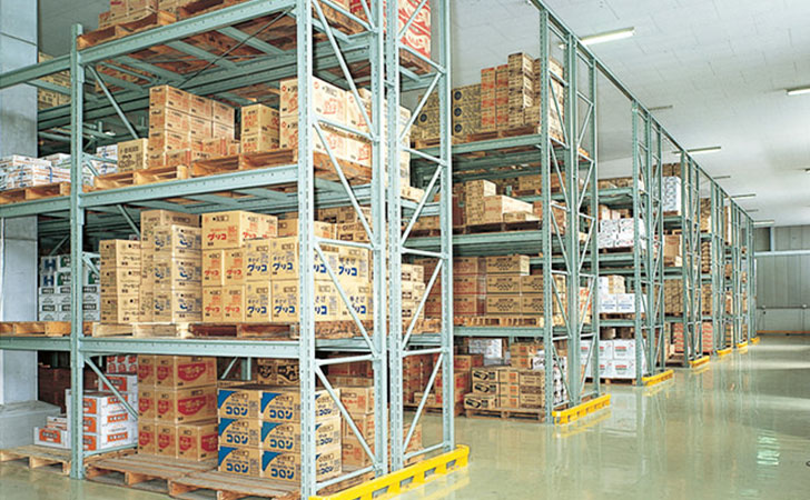 倉庫の天井高や設置場所にあわせて設計できるパレットラック