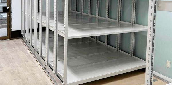 賃貸オフィスにレール式移動棚を導入