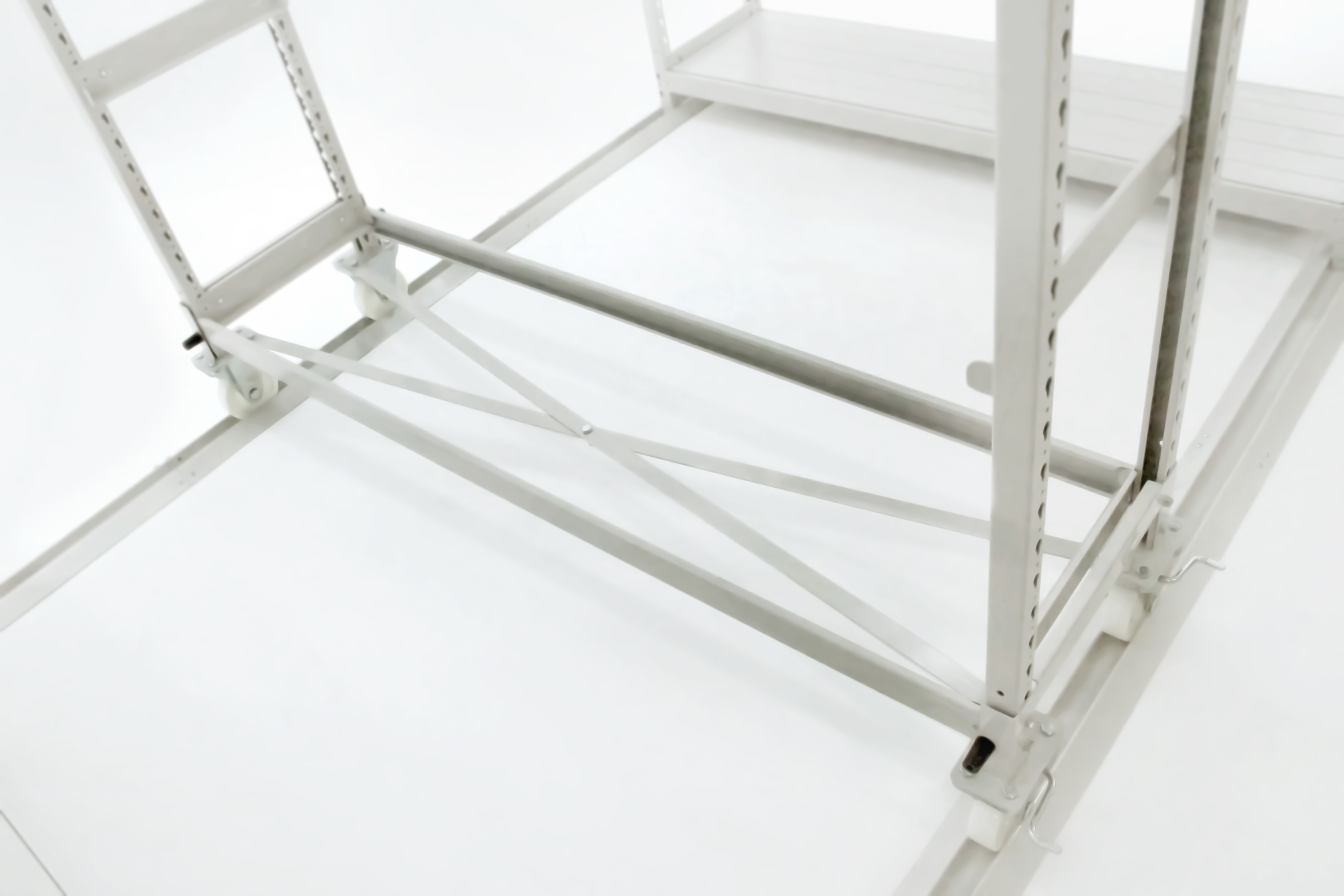 簡易移動棚、ラック移動時の歪みを防ぐ筋交い